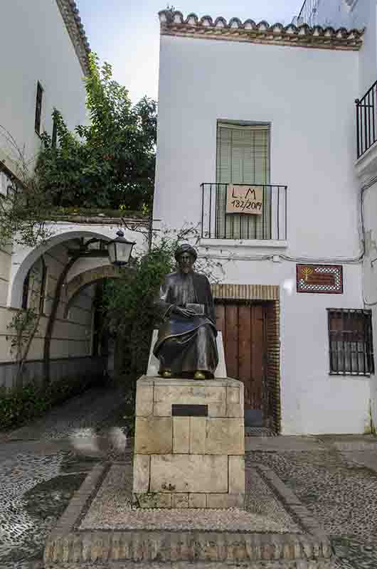 Córdoba 138 - la Juderia - monumento a Maimonides.jpg